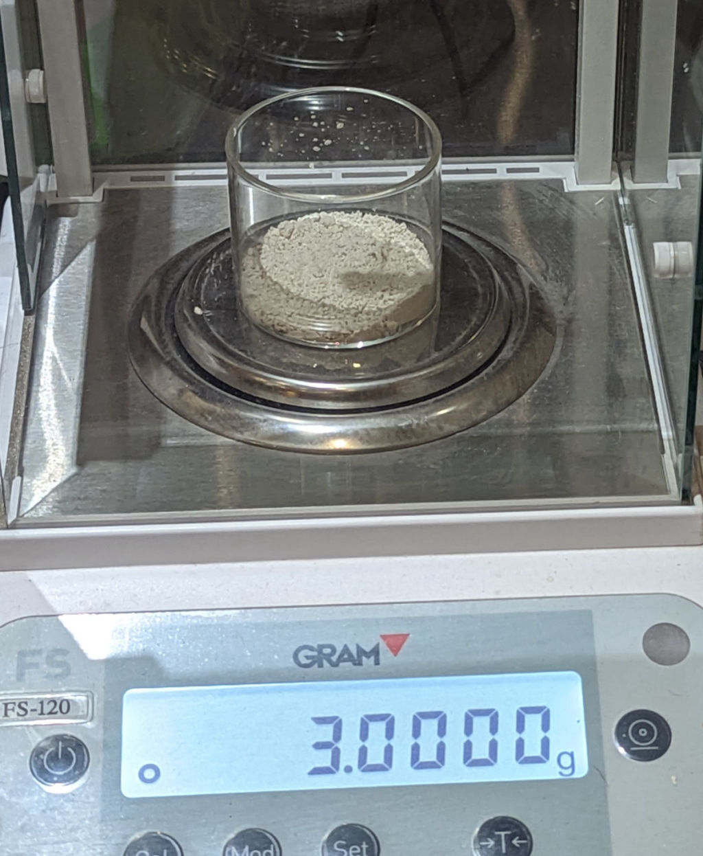 Feeding diatomaceous earth to chickens and other types of poultry